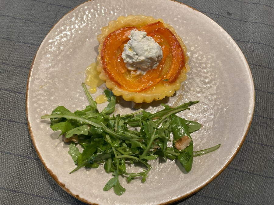 zoet voorgerecht met hartige kaas en een fris zoete salade